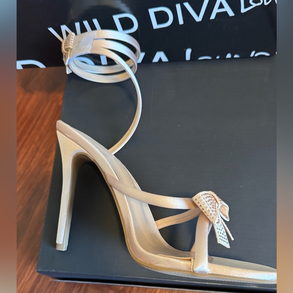 Wild Diva Morris Rhinestone Bow Spiral Coil Wrap Block Heel Sandals Size 8 NIB - Picture 6 of 6
